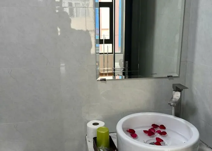 Việt Hoàng *